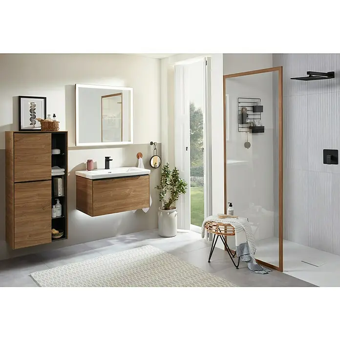 Villeroy & Boch Subway 3.0 Lichtspiegel - 80 x 75 cm, BiColour - Modernes Badezimmer mit Holzwaschtisch, Hochschrank, schwarzer Armatur und eleganter Glasdusche.