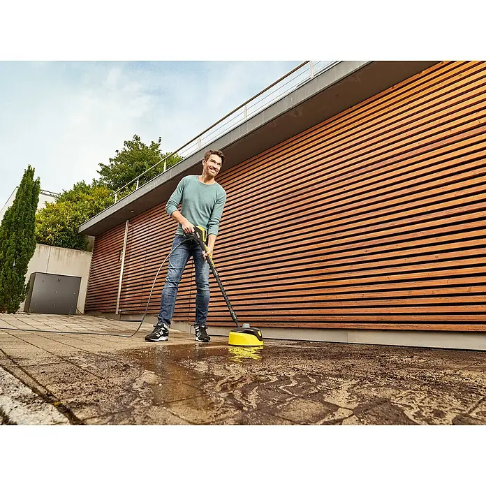 Kärcher Hochdruckreiniger K 5 Power Control Flex Home - 125 bar, 2.100 W, Fördermenge: 500 l/h, Mit Home Kit - Mann reinigt Terrasse mit Kärcher Flächenreiniger, entfernt Schmutz effizient. Praktisch für saubere Außenbereiche.
