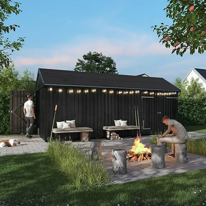 Plus Gartenhaus Classic Multi mit Doppel- und Einzeltür - Außenmaß inkl. Dachüberstand (B x T): 636 x 254 cm, Holz, Natur, Nur Gartenhaus - Bild einer stilvollen, dunklen Gartensauna mit Lichterketten, umgeben von einer einladenden Feuerstelle und Sitzgelegenheiten.