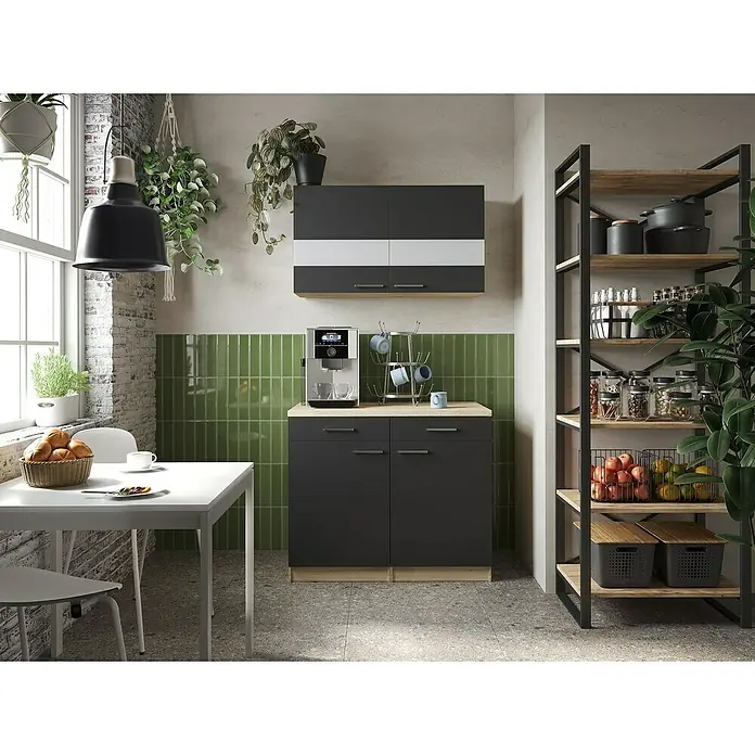 Respekta Merle Küchen-Set - 100 x 60 x 200 cm, Schwarz/Glas - Helle Küche mit Esstisch, Stahregal und grauen Küchenschränken. Eine schöne grüne Kachelwand und Hängepflanzen sorgen für eine tolle Atmosphäre.