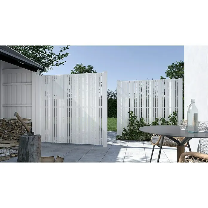 Plus Pfostenkappe Classic - 9,1 x 9,1 cm - Ein modern gestalteter, weißer Sichtschutzzaun, der eine stilvolle und diskrete Abgrenzung für den Außenbereich bietet.