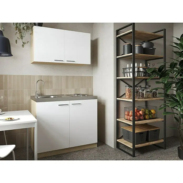 Respekta Merle Miniküche Set 6 - Breite: 100 cm, Weiß, Edelstahlkochmulde - Küchenszene mit weißen Schränken, offenem Regal mit Kochutensilien und Lebensmitteln, Esstisch und Zimmerpflanze, die eine gemütliche Atmosphäre schaffen.