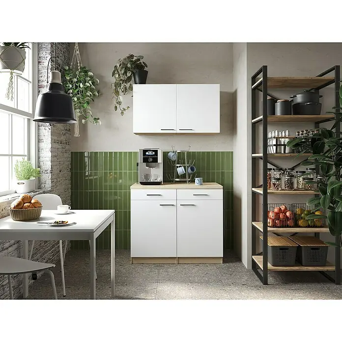 Respekta Merle Küchen-Set - 100 x 60 x 200 cm, Weiß - Küchenszene mit weißem Schrank und Regalen mit Lebensmitteln und Küchenutensilien. Dekorative Elemente wie Pflanzen schmücken den Raum.
