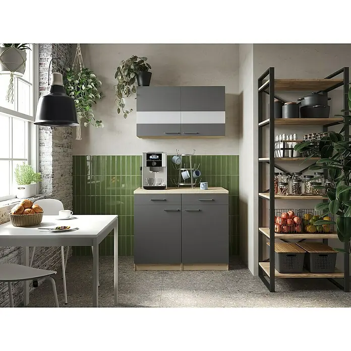 Respekta Merle Küchen-Set - 100 x 60 x 200 cm, Grau/Glas - Stilvolle Küchenszene mit grauem Schrank, Hängeregal und dekorativem Regal mit Lebensmitteln und Pflanzen für eine wohnliche Atmosphäre.