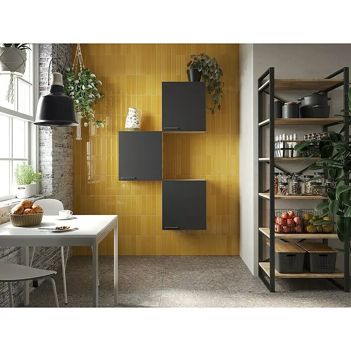 Respekta Merle Hängeschrank - B x T x H: 100 x 34,6 x 168,3 cm, Schwarz, 3 Stk. - Helles Esszimmer mit weißem Tisch und Stühlen, gelber Fliesenwand und schwarzem Regal mit Holzböden. Küchenutensilien und Pflanzen dekorieren den Raum.