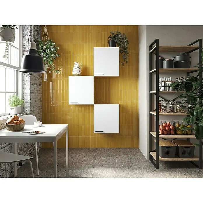 Respekta Merle Hängeschrank - B x T x H: 100 x 34,6 x 168,3 cm, Weiß, 3 Stk. - Eine moderne Küchenszene mit einem schwarzen Metallregal, weißen Wandschränken und einem Esstisch, die eine stilvolle und funktionale Raumlösung bietet.