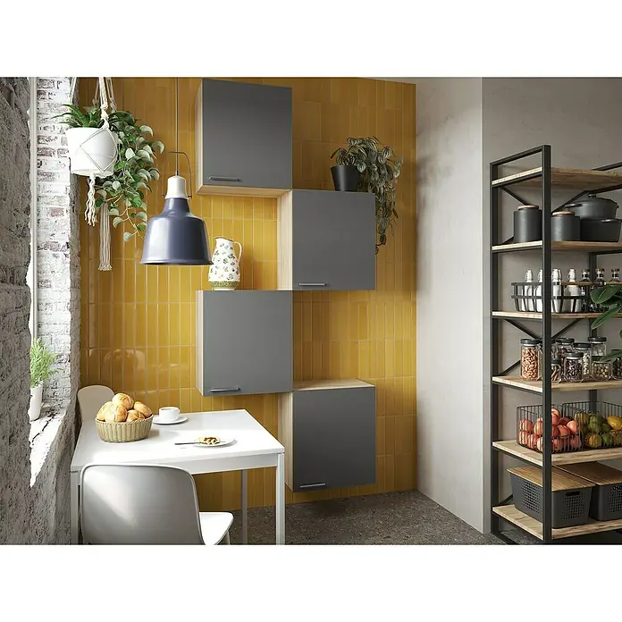 Respekta Merle Küchen-Hängeschrank - B x T x H: 100 x 34,6 x 224,4 cm, Grau - Das Bild zeigt eine Küche mit modernen grauen Schränken, einer gelben Akzentwand und einem Regal mit verschiedenen Küchenutensilien und Lebensmitteln.