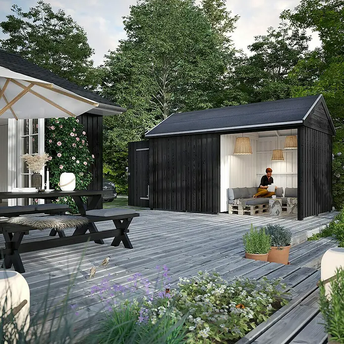 Plus Gartenhaus Classic Multi offen mit Einzeltür - Außenmaß inkl. Dachüberstand (B x T): 432 x 254 cm, Holz, Natur, Mit Dachpappe, Aluleisten und Bodenanker - Außenansicht eines modernen Gartenhauses in Schwarz mit Sitzbereich und überdachter Terrasse, ideal für entspannte Stunden im Freien.