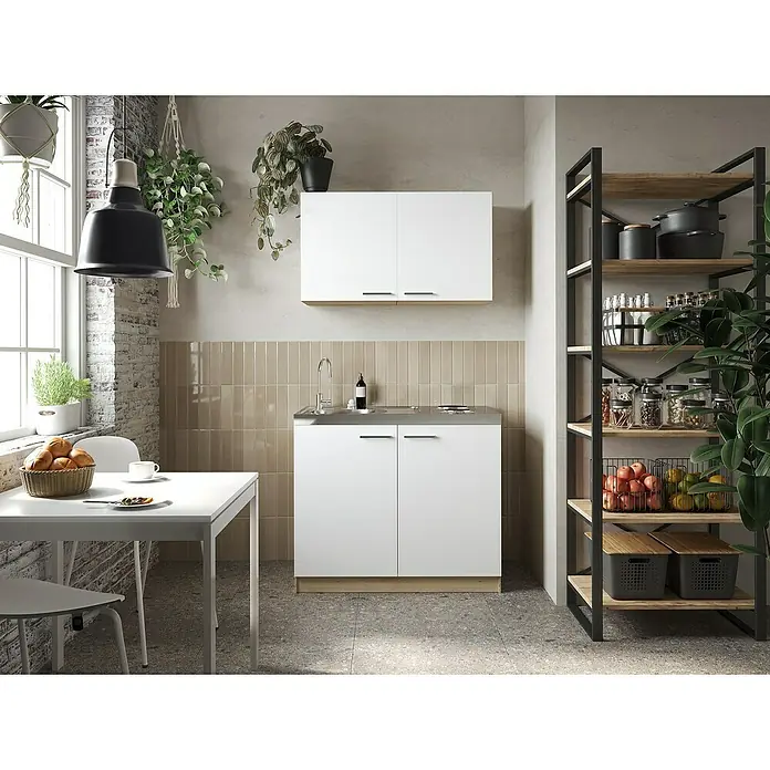 Respekta Merle Miniküche Set 6 - Breite: 100 cm, Weiß, Edelstahlkochmulde - Diese Aufnahme zeigt eine Küchenzeile mit weißen Schränken, einer Spüle und einem Regal, das mit Küchenutensilien gefüllt ist.