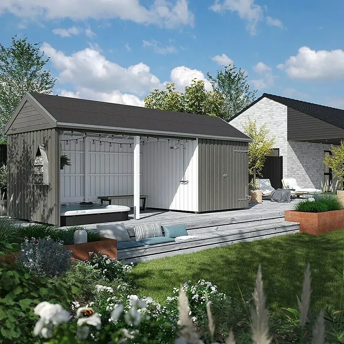Plus Gartenhaus Classic Multi offen mit Einzeltür - Außenmaß inkl. Dachüberstand (B x T): 636 x 254 cm, Holz, Natur, Nur Gartenhaus - Moderne Gartenlaube mit Whirlpool und Dusche, eingebettet in eine grüne Umgebung mit Blumen und Bäumen, die eine entspannende Atmosphäre schafft.