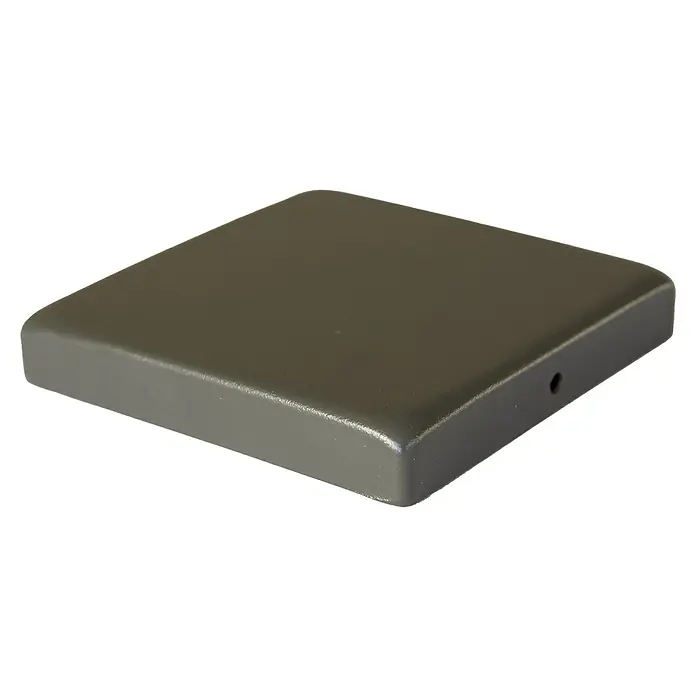 Plus Pfostenkappe Classic - 9,1 x 9,1 cm - Nahaufnahme einer grauen quadratischen Kappe. Sie hat eine glatte Oberfläche und abgerundete Ecken, ideal für Pfosten oder Möbel.