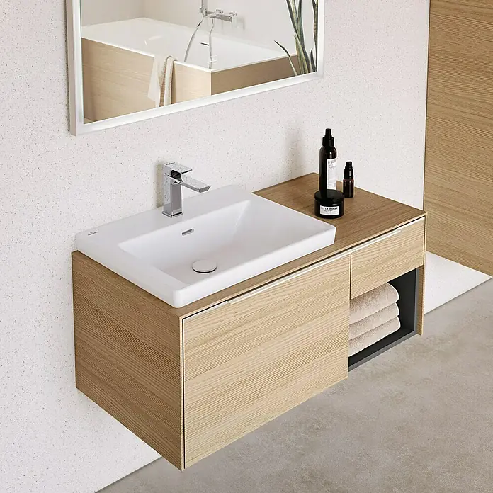 Villeroy & Boch Subway 3.0 Waschtisch - 67 x 55,2 cm, Mit schmutzabweisender Glasur, Hahnloch: Mitte, Mit Überlauf, Stone White, Geschliffen - Helles Badmöbel aus Holz mit weißem Waschbecken, Chromarmatur und offenem/geschlossenem Stauraum.