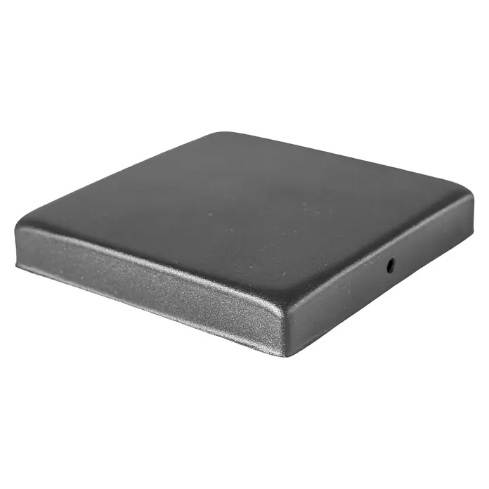 Plus Pfostenkappe Classic - 9,1 x 9,1 cm - Nahaufnahme einer schwarzen quadratischen Pfostenkappe, die eine elegante und schützende Abdeckung für Zaunpfosten bietet.