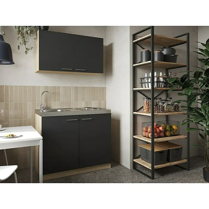 Respekta Merle Miniküche Set 6 - Breite: 100 cm, Schwarz, Edelstahlkochmulde - Eine moderne Küchenecke mit grauen Schränken, hellem Fliesenspiegel und einem Regal voller Vorräte neben einer Zimmerpflanze.