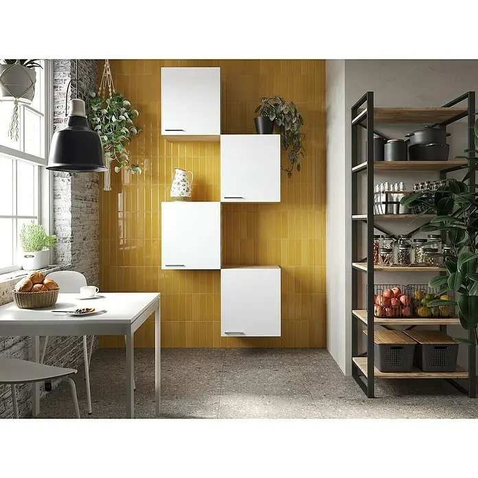 Respekta Merle Hängeschrank - B x T x H: 100 x 34,6 x 224,4 cm, Weiß, 4 Stk. - Küchenszene mit weißer Essecke, gelber Kachelwand mit weißen Hängeschränken und einem offenen Regal mit Vorräten.