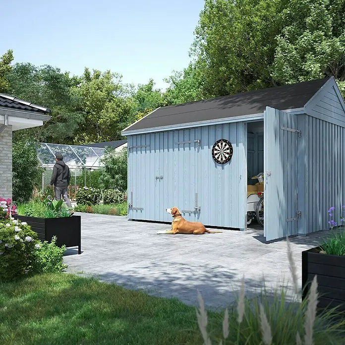 Plus Gartenhaus Classic Multi mit Doppel- und Einzeltür - Außenmaß inkl. Dachüberstand (B x T): 432 x 254 cm, Holz, Natur, Nur Gartenhaus - Eine blaue Gartengarage mit geöffneten Türen, ein Dartbrett an der Wand und ein brauner Hund, der davor liegt.