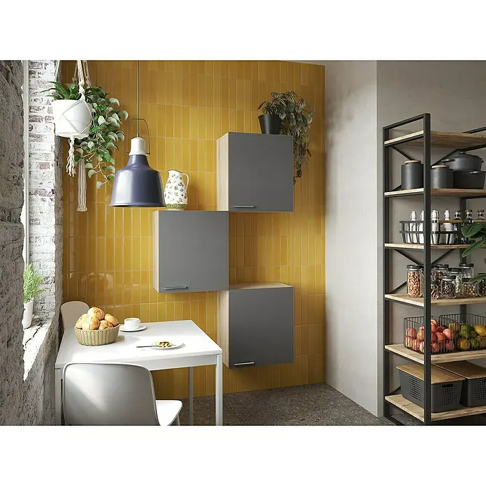 Respekta Merle Hängeschrank - B x T x H: 100 x 34,6 x 168,3 cm, Grau, 3 Stk. - Eine moderne Küche mit gelben Fliesen, grauen Hängeschränken und einem schwarzen Regal, das mit Vorräten gefüllt ist.