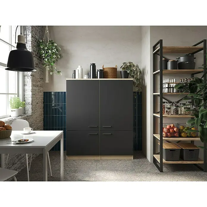 Respekta Merle Hochschrank - B x T x H: 120 x 60 x 144,9 cm, Schwarz - Küchenszene mit Fokus auf einem grauen Küchenschrank mit Schubladen und einem Regal mit Lebensmitteln und Küchenutensilien.