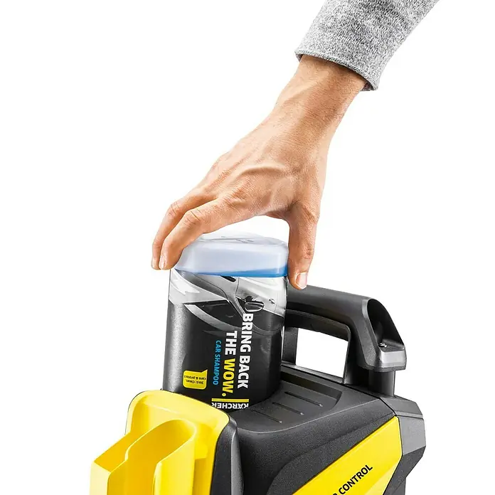 Kärcher Hochdruckreiniger K 4 Power Control Flex Home - 130 bar, 1.800 W, Fördermenge: 420 l/h, Mit Home Kit - Eine Hand hält eine Flasche Kärcher Autoshampoo. Das Shampoo verspricht strahlenden Glanz und Schutz für Ihr Fahrzeug.