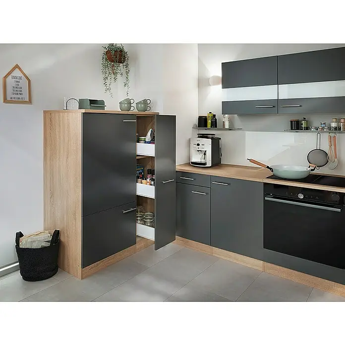 Respekta Merle Apotheker-Hochschrank - B x T x H: 30 x 60 x 144,8 cm, Grau, mit Arbeitsplattenabdeckung - Küchenansicht mit modernen grauen Schränken, einem hohen Seitenschrank mit offenem Auszug und einem schwarzen Korb im Raum für Stauraum.