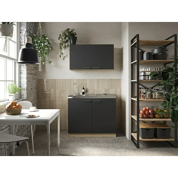 Respekta Merle Miniküche Set 6 - Breite: 100 cm, Schwarz, Edelstahlkochmulde - Eine moderne Küchenszene mit dunkelgrauen Schränken, einer stilvollen Regalkombination und dekorativen Pflanzen, die eine gemütliche Atmosphäre schaffen.