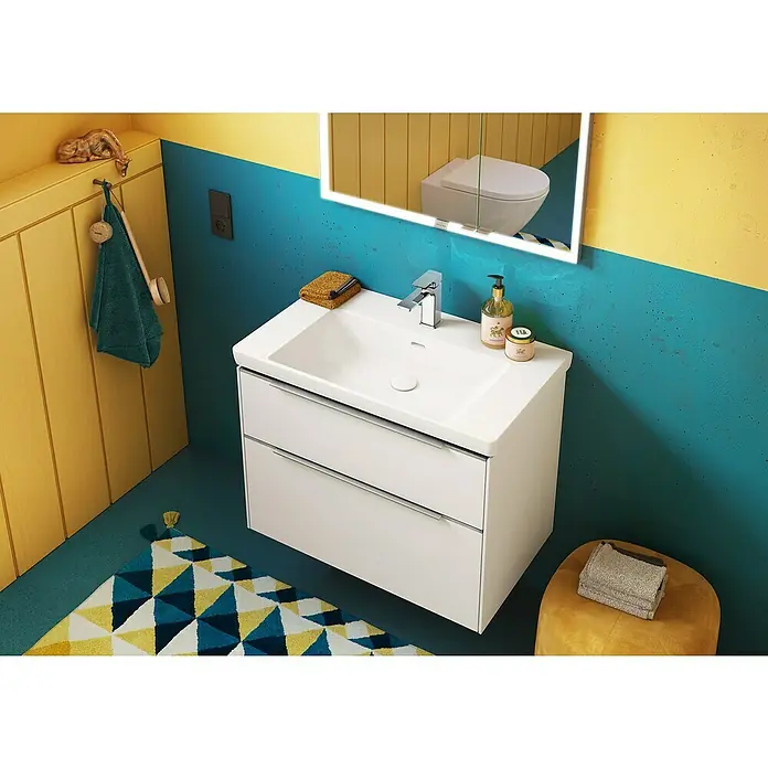 Villeroy & Boch Subway 3.0 Aufsatzwaschbecken - 80 x 47 cm, Mit schmutzabweisender Glasur, Mit Überlauf, Weiß Alpin, Anzahl Hahnlöcher: 1 - Weißer Waschtischunterschrank mit zwei Schubladen, integriertem Becken und Chromarmatur in einem farbenfrohen Badezimmer.