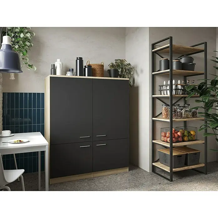 Respekta Merle Hochschrank - B x T x H: 120 x 60 x 144,9 cm, Schwarz - Küchenszene mit einem schwarzen Schrank und einem offenen Regal aus Holz und Metall, die Stauraum und Organisation bieten.