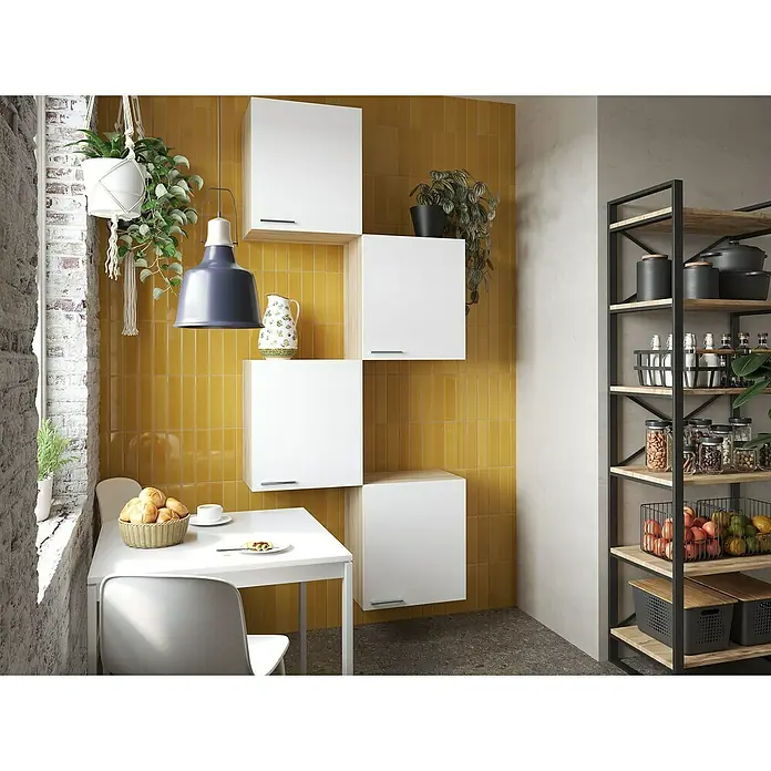 Respekta Merle Hängeschrank - B x T x H: 100 x 34,6 x 224,4 cm, Weiß, 4 Stk. - Einrichtungsidee mit weißen Hängeschränken an einer ockerfarbenen Wand, ergänzt durch ein Regal mit Küchenutensilien und einen Esstisch mit Speisen.