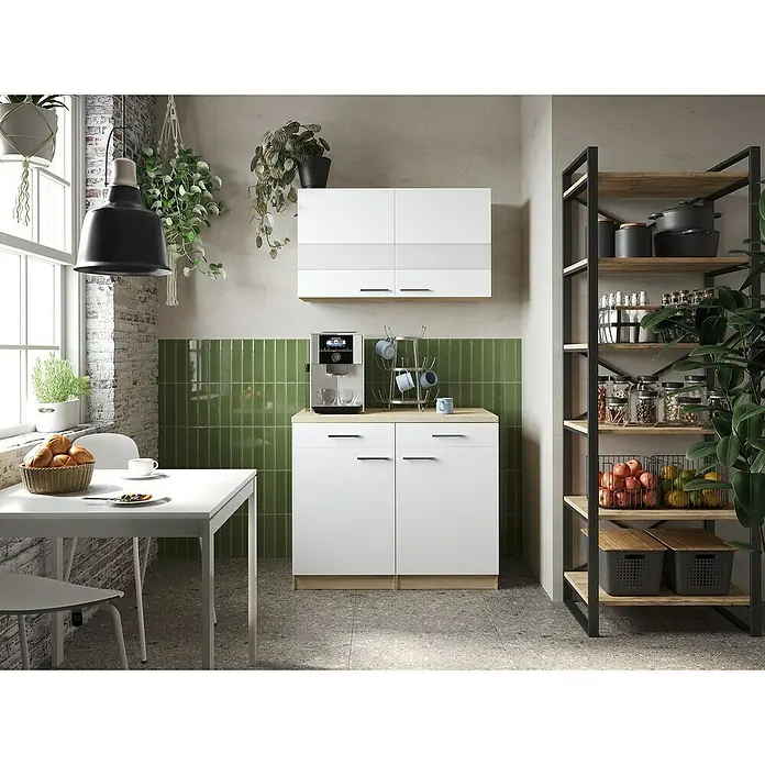 Respekta Merle Küchen-Set - 100 x 60 x 200 cm, Weiß/Glas - Helle Küche mit weißen Schränken, einer modernen Kaffeemaschine und einem offenen Regal mit Lebensmitteln.