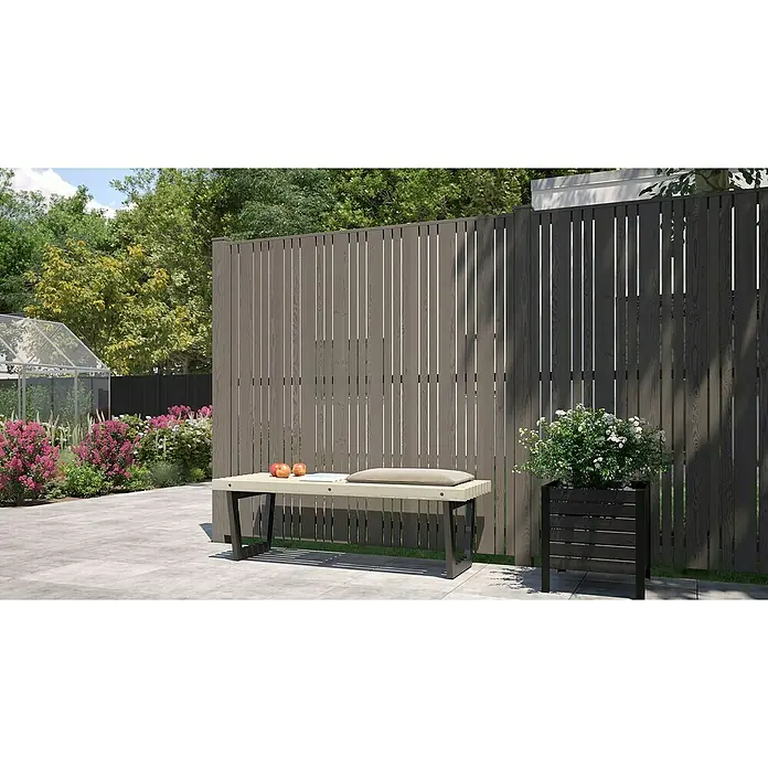 Plus Pfostenkappe Classic - 9,1 x 9,1 cm - Eine Gartenszene mit einer modernen Bank mit zwei Äpfeln, einem schwarzen Blumenkasten und einem stilvollen Holzzaun im Hintergrund.