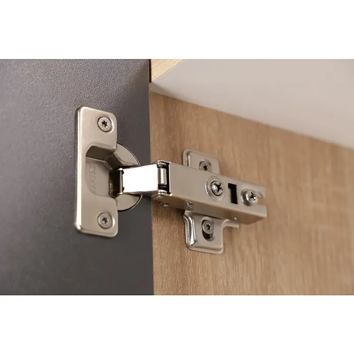 Respekta Merle Hängeschrank - B x T x H: 50 x 34,6 x 56,1 cm, Grau - Nahaufnahme eines Möbelscharniers aus Metall, das an einer grauen Tür befestigt ist.