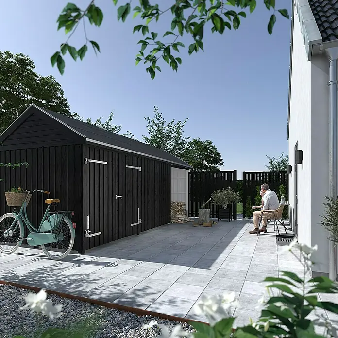 Plus Gartenhaus Classic Multi offen/geschlossen mit Doppeltür - Außenmaß inkl. Dachüberstand (B x T): 636 x 254 cm, Holz, Natur, Mit Dachpappe, Aluleisten und Bodenanker - Schwarzes Gartenhaus mit Fahrrad im Garten. Der Schuppen bietet Stauraum und passt gut in das Gesamtbild des Gartens mit Pflastersteinen.