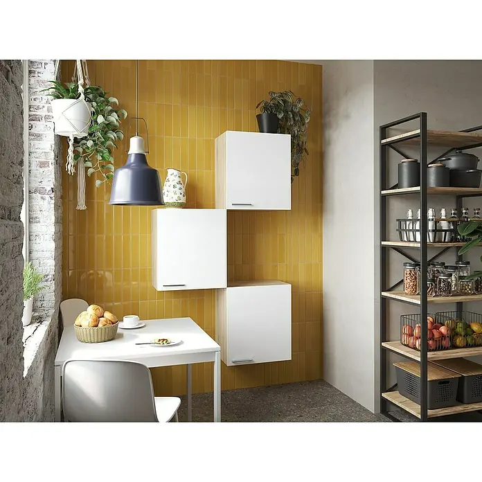 Respekta Merle Hängeschrank - B x T x H: 100 x 34,6 x 168,3 cm, Weiß, 3 Stk. - Ein einladender Essbereich mit einem weißen Tisch, Stühlen und einem Regal voller Vorratsgläser, Töpfe und Früchte für eine gemütliche Atmosphäre.
