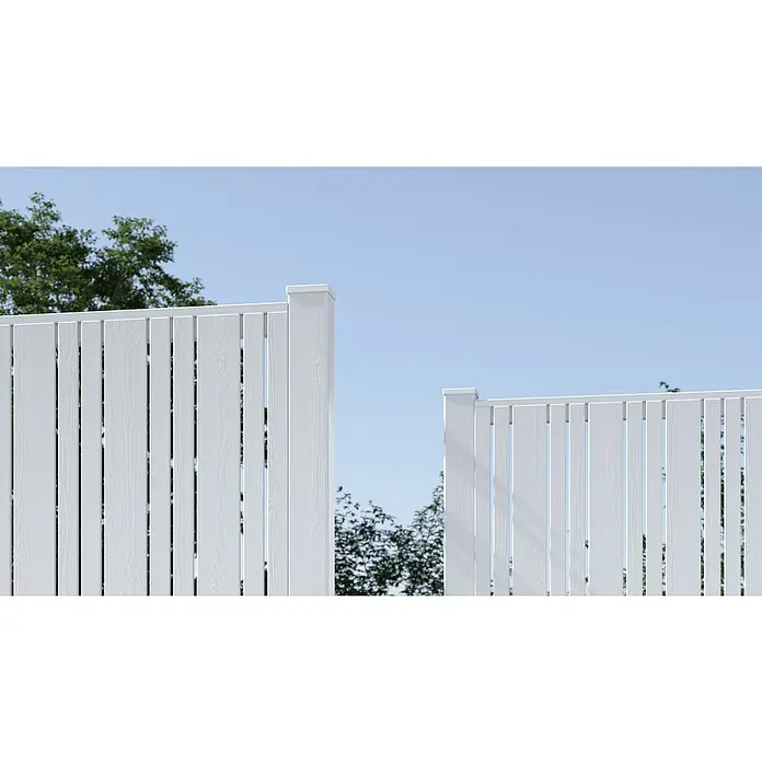 Plus Pfostenkappe Classic - 9,1 x 9,1 cm - Nahaufnahme eines weißen Lattenzauns mit klarem, blauem Himmel im Hintergrund, der die sauberen Linien und die Ästhetik hervorhebt.