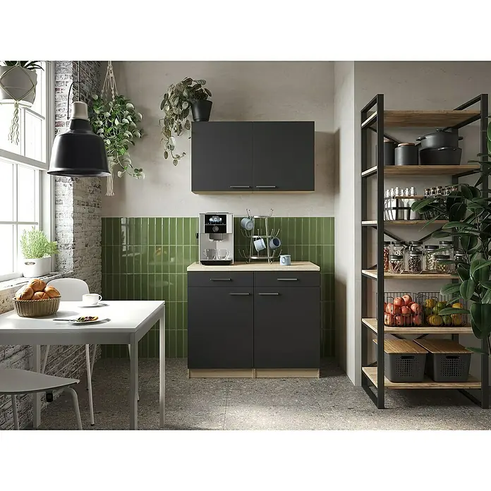 Respekta Merle Küchen-Set - 100 x 60 x 200 cm, Schwarz - Küchenszene mit modernen, grauen Küchenschränken, einem offenen Regal mit Küchenutensilien und einem Esstisch mit Stühlen.