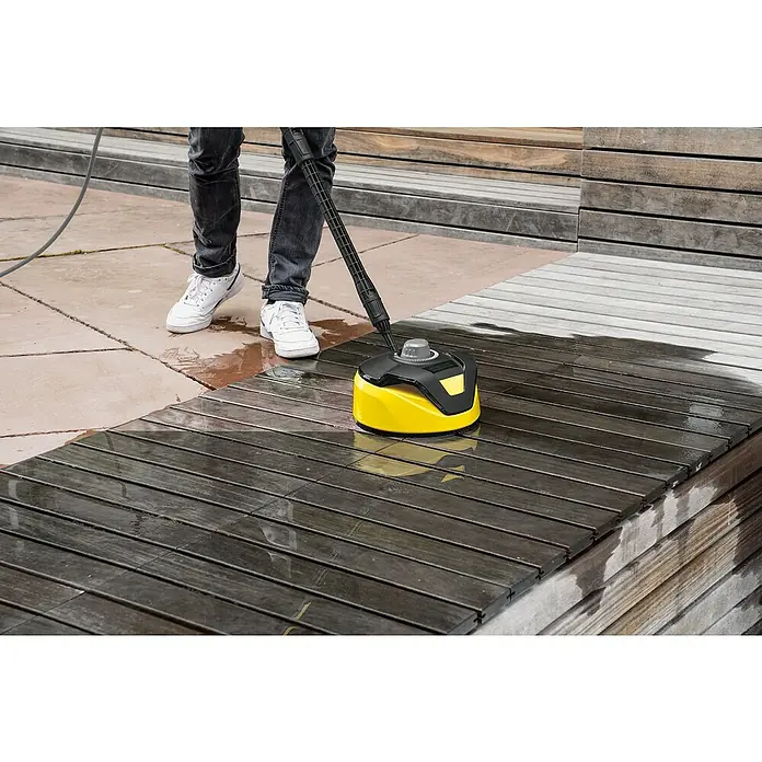 Kärcher Hochdruckreiniger K 4 Power Control Flex Home - 130 bar, 1.800 W, Fördermenge: 420 l/h, Mit Home Kit - Der Kärcher Flächenreiniger im Einsatz auf einer Holzterrasse, der Schmutz wird mit Hochdruck entfernt. Effiziente Reinigung mit Kärcher.