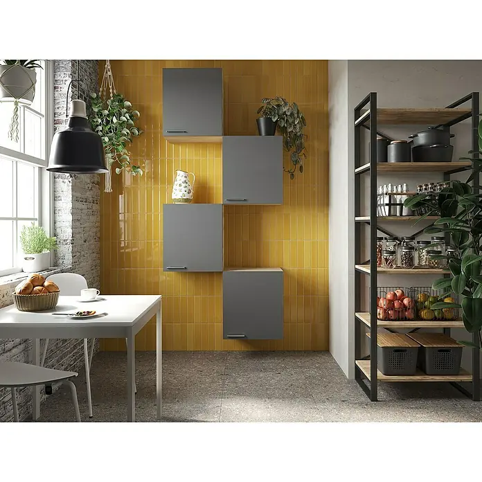 Respekta Merle Küchen-Hängeschrank - B x T x H: 100 x 34,6 x 224,4 cm, Grau - Helles Esszimmer mit einem weißen Esstisch, grauen Küchenschränken und einem offenen Regal mit Lebensmitteln und Küchenutensilien.
