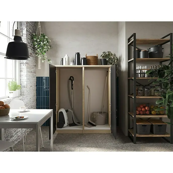 Respekta Merle Hochschrank - B x T x H: 120 x 60 x 144,9 cm, Schwarz - Eine moderne Vorratskammer mit Staubsauger, Besen und Eimer in einem Holzschrank mit grauen Türen, neben einem Regal mit Lebensmitteln und Pflanzen.