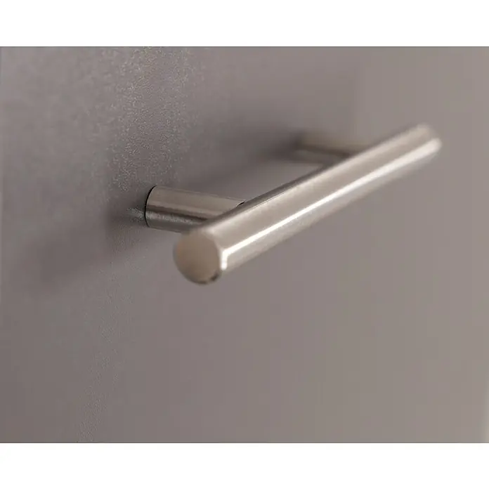 Respekta Merle Apotheker-Hochschrank - B x T x H: 30 x 60 x 200 cm, Grau - Eine Nahaufnahme eines modernen, silbernen Schrankgriffs. Der Griff ist schlank und hat ein minimalistisches Design, montiert auf einer glatten, grauen Oberfläche.