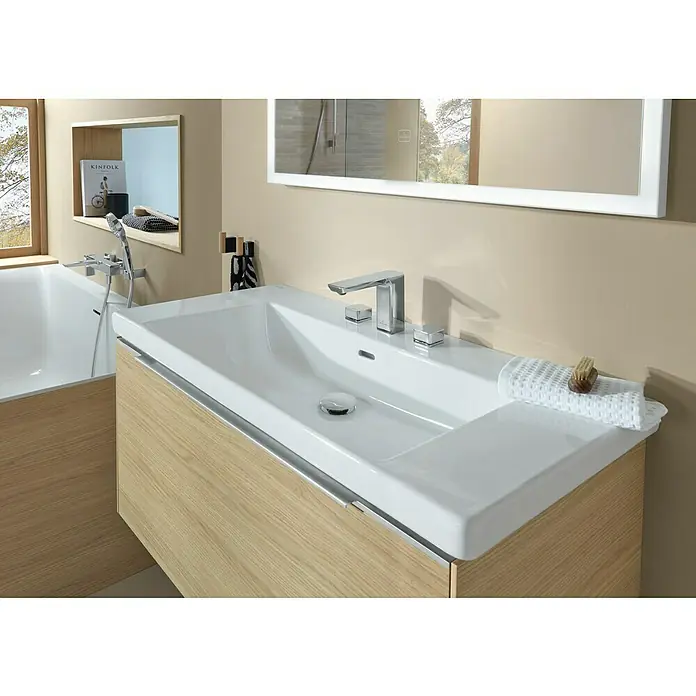 Villeroy & Boch Subway 3.0 Aufsatzwaschbecken - 100 x 47 cm, Mit schmutzabweisender Glasur, Mit Überlauf, Stone White, Anzahl Hahnlöcher: 1 - Moderner Badezimmerschrank mit weißem Keramik-Waschbecken, hellem Holzunterschrank und Chromarmatur in einem Bad.