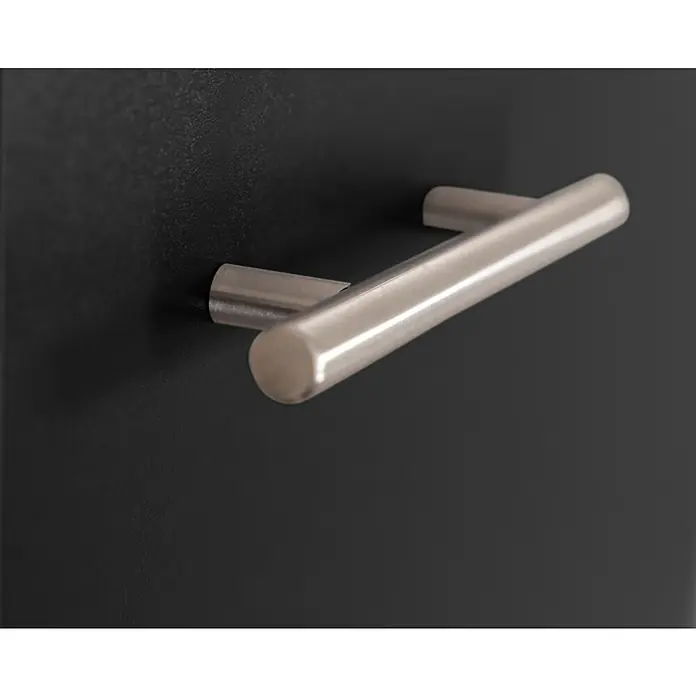 Respekta Merle Apotheker-Hochschrank - B x T x H: 30 x 60 x 200 cm, Schwarz - Nahaufnahme eines modernen, silberfarbenen Möbelgriffs an einer dunklen Oberfläche, der ein elegantes Design und Funktionalität vereint.