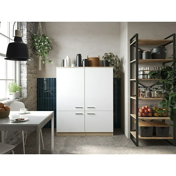 Respekta Merle Hochschrank - B x T x H: 120 x 60 x 144,9 cm, Weiß - Helles Küchendesign mit einem weißen Schrankelement, einem Regal mit Holzablagen und einem Esstisch unter einer Hängelampe.