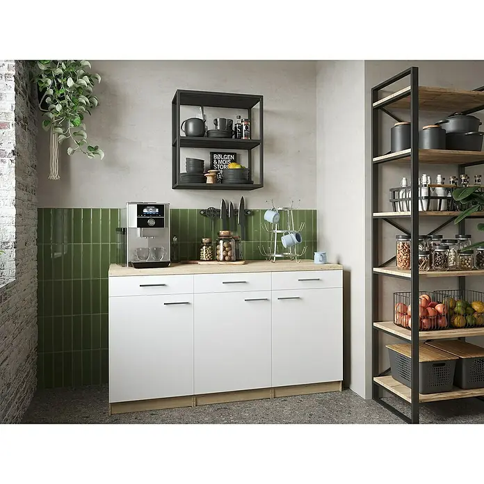 Respekta Merle Küchen-Unterschrank - B x T x H: 150 x 60 x 85 cm, Weiß - Ein modernes Küchendekor mit einem eleganten Kaffeevollautomaten, stilvollen Regalen und grünen Akzenten, die eine harmonische Atmosphäre schaffen.