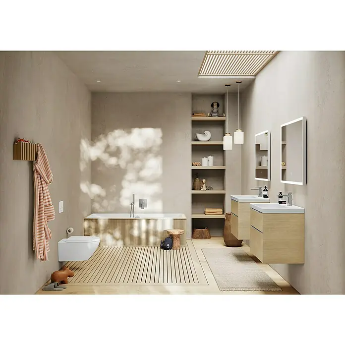 Villeroy & Boch Subway 3.0 Lichtspiegel - 120 x 75 cm, White Matt - Dieses Badezimmer zeigt eine freistehende Badewanne und Waschtische mit Holzdetails und zwei beleuchteten Spiegeln für ein elegantes Aussehen.