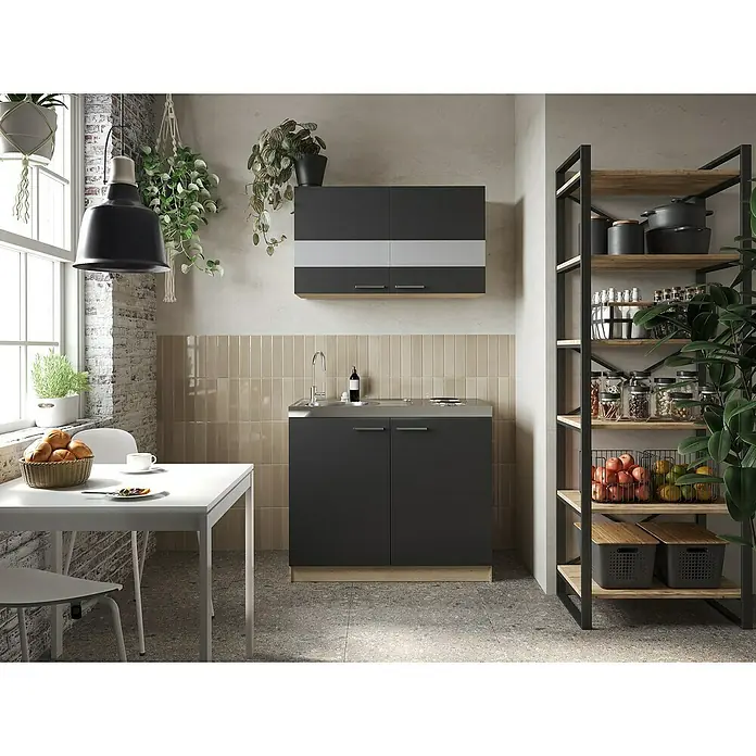 Respekta Merle Miniküche Typ 5 - Breite: 100 cm, Schwarz, Duo-Kochmulde - Kücheninterieur mit stilvollen grauen Schränken, ergänzt durch eine offene Regaleinheit. Ideal für moderne Küchenorganisation und Design.