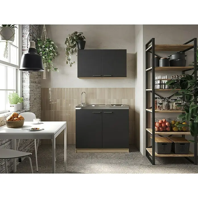 Respekta Merle Miniküche Set 4 - Breite: 100 cm, Schwarz, Glaskeramikkochfeld - Küchenszene mit Spüle und Schränken in dunklen Farben, ergänzt durch ein Regal mit Deko-Elementen und einer Zimmerpflanze. Helle Arbeitsfläche.