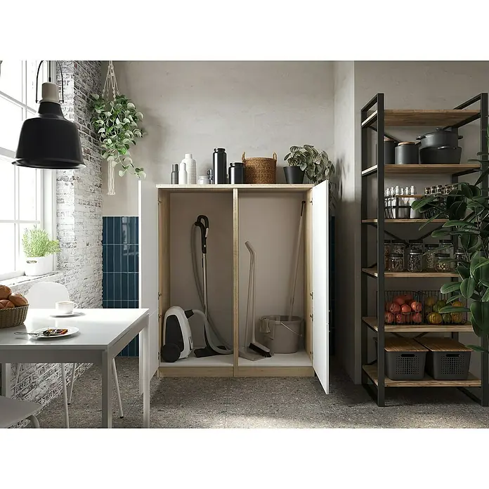 Respekta Merle Hochschrank - B x T x H: 120 x 60 x 144,9 cm, Weiß - Ein zweitüriger Putzschrank mit Staubsauger, Mopp und Eimer steht in einem hellen Raum neben einem Regal und einem Esstisch.