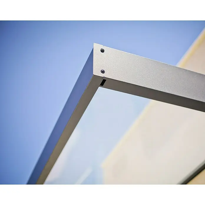 Palram – Canopia Pultvordach Sophia - 120 x 80 x 17 cm, Anthrazitgrau, Farbe Dach: Klar - Detailaufnahme einer modernen Aluminium-Rahmenkonstruktion vor blauem Himmel. Die klaren Linien und Schraubendetails betonen die Präzision.