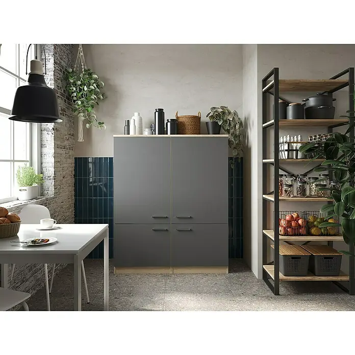 Respekta Merle Hochschrank - B x T x H: 120 x 60 x 144,9 cm, Grau - Einrichtung einer modernen Küche mit einem grauen Schrank, einem Regal mit Holztablaren und einem Esstisch mit Stühlen im minimalistischen Stil.