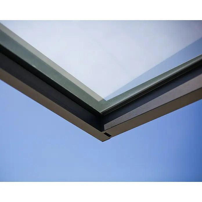 Palram – Canopia Pultvordach Sophia - 120 x 80 x 17 cm, Anthrazitgrau, Farbe Dach: Klar - Nahaufnahme eines modernen Dachfensters mit klarem Glas und schlankem Rahmen vor strahlend blauem Himmel.